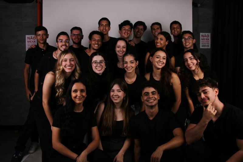Foto de grupo dos membros da gestão 24.2 da PUC Consultoria Jr.